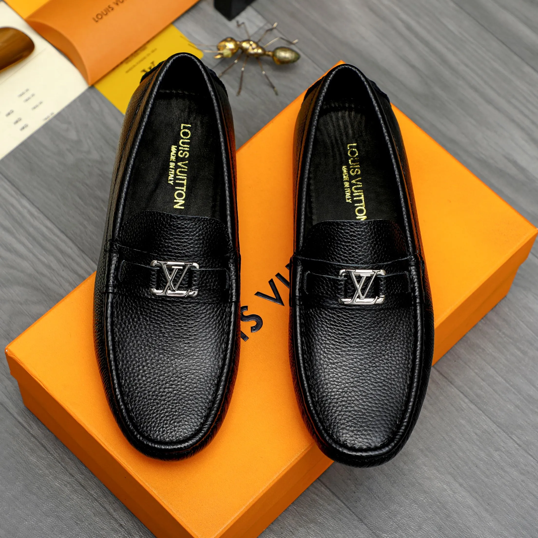 Men's shoes 💰p420 Product trademark: LV (Louis Vuitton) casual slip-on men's shoes Regular size: 38-44 Product materials: Selected pebbled cowhide upper, sheepskin lining, original rubber outsole
